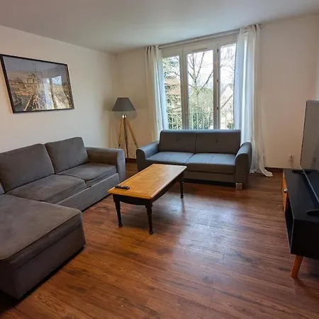 Comfortable House, 1 Mins From Train Station Dom wakacyjny