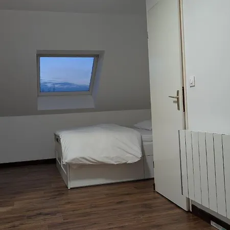 Dom wakacyjny Comfortable House, 1 Mins From Train Station